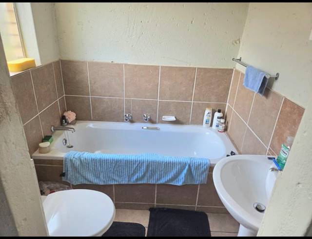 2 BEDROOM TOWNHOUSE FOR SALE IN ROOIHUISKRAAL NORTH